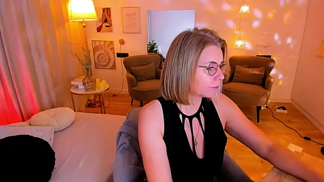 Annie Light online show from March 3, 6:09 am