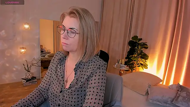 Annie Light online show from April 3, 6:53 am