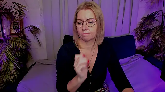 Snapshot of Annie_Light chatting on November 10, 5:45 am Annie Light online show from November 10, 5:45 am