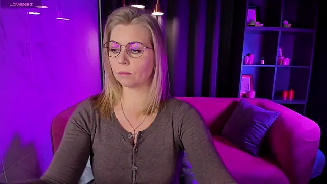 Snapshot of Annie_Light chatting on March 3, 5:47 am Annie Light online show from March 3, 5:47 am