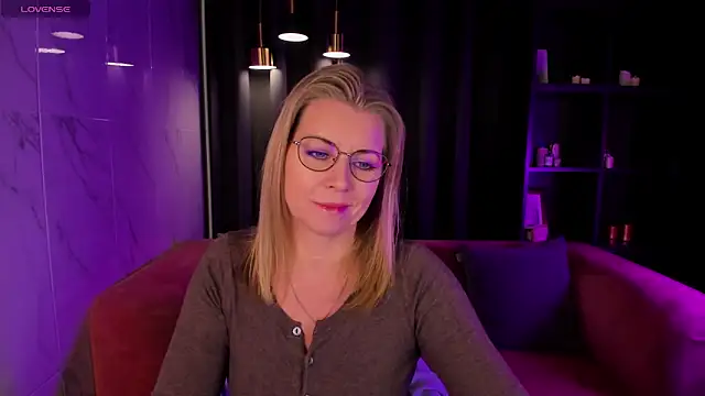 Snapshot of Annie_Light chatting on March 9, 5:44 am Annie Light online show from March 9, 5:44 am