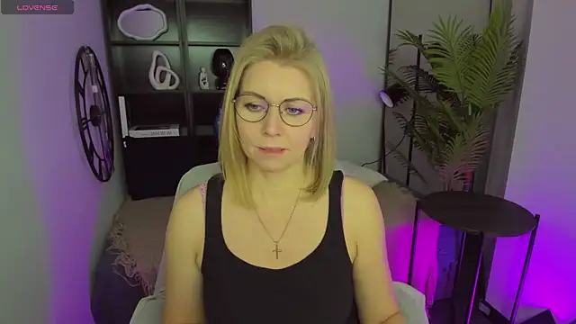 Snapshot of Annie_Light chatting on March 21, 11:44 am Annie Light online show from March 21, 11:44 am