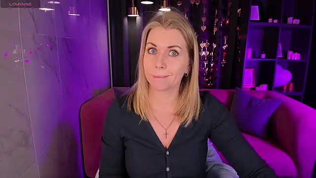 Snapshot of Annie_Light chatting on February 20, 6:06 am Annie Light online show from February 20, 6:06 am