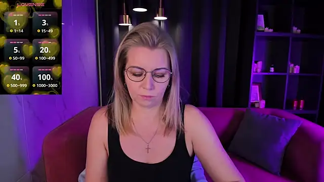 Snapshot of Annie_Light chatting on March 4, 6:04 am Annie Light online show from March 4, 6:04 am