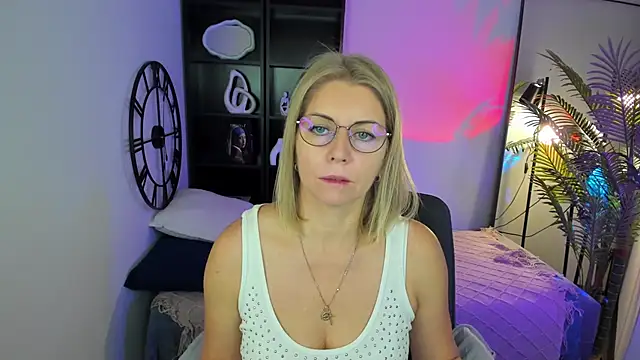 Snapshot of Annie_Light chatting on September 10, 5:39 am Annie Light online show from September 10, 5:39 am