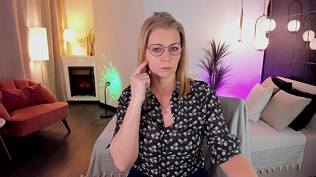 Snapshot of Annie_Light chatting on March 15, 6:03 am Annie Light online show from March 15, 6:03 am