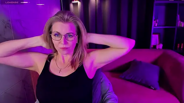 Snapshot of Annie_Light chatting on March 14, 11:45 am Annie Light online show from March 14, 11:45 am