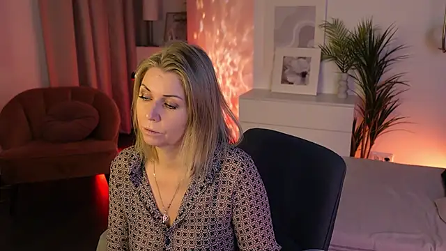 Annie Light online show from December 16, 6:06 am