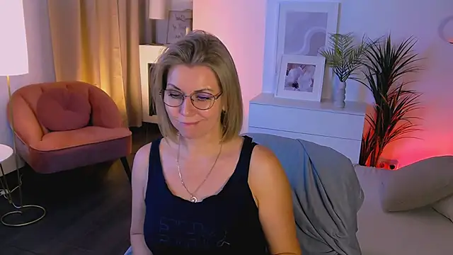 Snapshot of Annie_Light chatting on October 6, 5:52 am Annie Light online show from October 6, 5:52 am