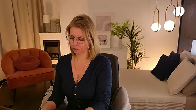 Annie Light online show from February 7, 12:35 pm