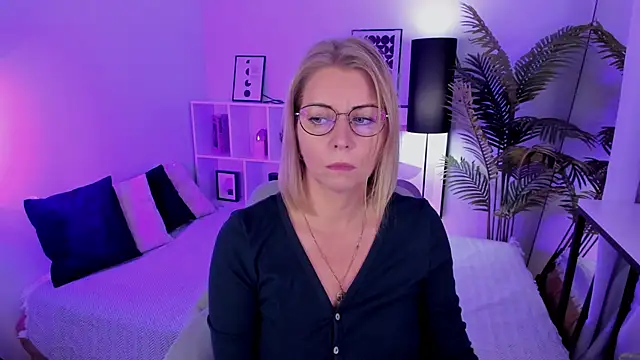 Snapshot of Annie_Light chatting on October 25, 1:34 pm Annie Light online show from October 25, 1:34 pm