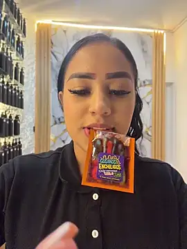 Snapshot of Luisa_Fernandaa chatting on June 6, 11:21 pm Luisa Fernandaa online show from June 6, 11:21 pm