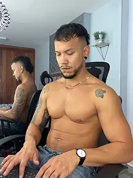 ARON TAYLER01 online show from March 18, 4:39 pm