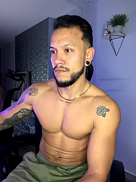 ARON TAYLER01 online show from December 2, 10:39 am