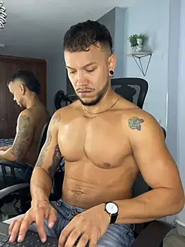 ARON TAYLER01 online show from March 18, 12:39 pm