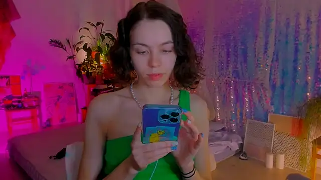 Snapshot of poli__ chatting on February 16, 10:44 pm poli   online show from February 16, 10:44 pm