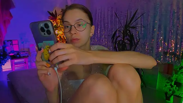 Snapshot of poli__ chatting on October 28, 7:24 pm poli online show from October 28, 7:24 pm