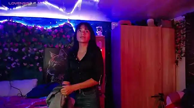 Snapshot of Samara_Beltran chatting on February 17, 11:00 pm Samara Beltran online show from February 17, 11:00 pm