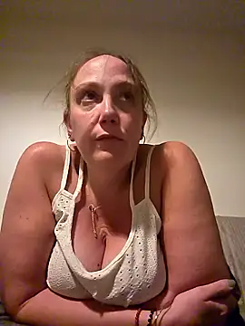 Wisie Cutie online show from April 13, 9:30 pm