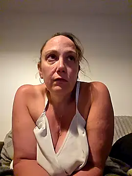 Snapshot of Wisie_Cutie chatting on April 20, 10:22 pm Wisie Cutie online show from April 20, 10:22 pm