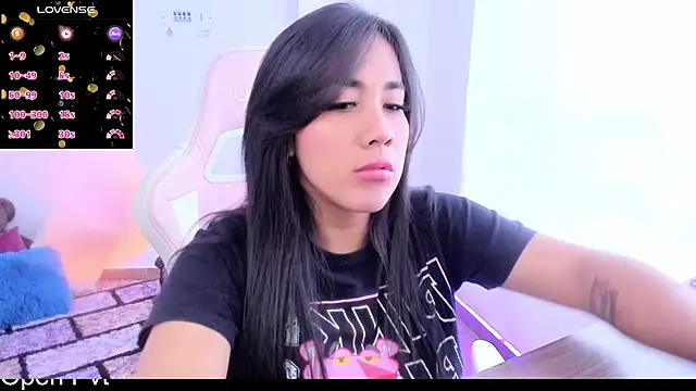 Snapshot of KAROLIVONNE chatting on December 1, 5:51 pm KAROLIVONNE online show from December 1, 5:51 pm