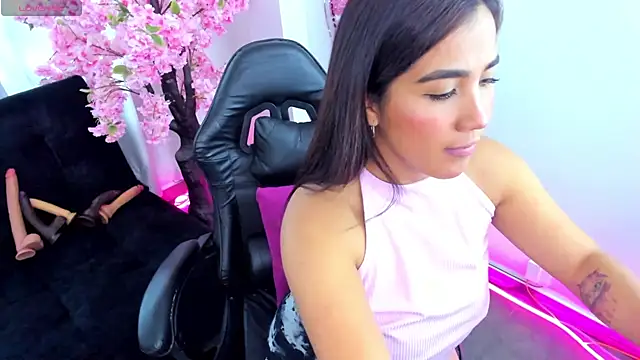 KAROLIVONNE online show from July 11, 3:45 pm