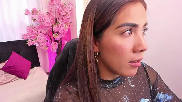 KAROLIVONNE online show from April 21, 8:59 pm
