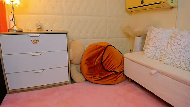 naughtycleo online show from April 17, 2:36 am