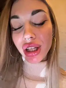 Snapshot of Charming_Ritta chatting on January 26, 6:49 am Charming Ritta online show from January 26, 6:49 am