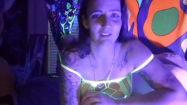 Snapshot of Emma-Rae chatting on February 19, 12:00 pm Emma-Rae online show from February 19, 12:00 pm