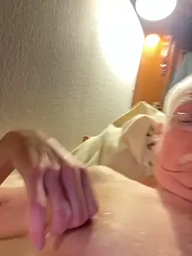 Snapshot of Steffibi1954 chatting on December 14, 2:40 am Steffibi1954 online show from December 14, 2:40 am