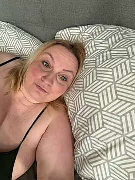 Snapshot of BBW_Nora chatting on July 4, 6:31 am BBW Nora online show from July 4, 6:31 am