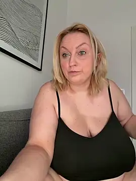 Snapshot of BBW_Nora chatting on June 11, 8:22 am BBW Nora online show from June 11, 8:22 am