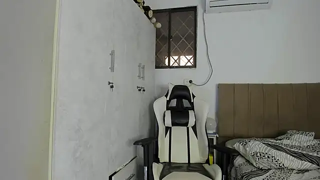 chloe ebony  online show from March 6, 10:15 pm