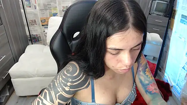 i am nina  online show from October 25, 2:11 am