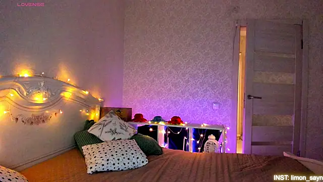 LillyMoure  online show from April 8, 11:50 pm