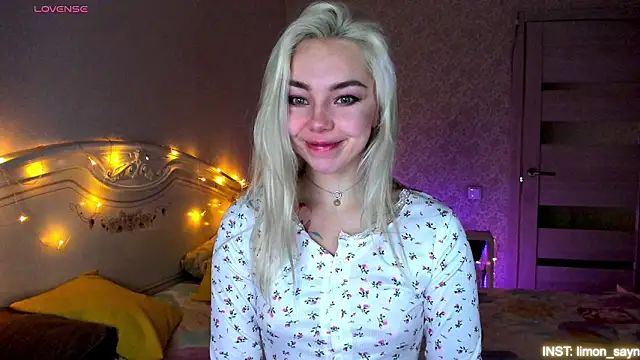 LillyMoure  online show from March 28, 11:28 pm