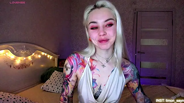LillyMoure  online show from June 1, 11:37 pm