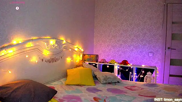 LillyMoure  online show from February 27, 11:15 pm