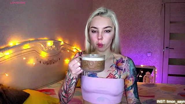 LillyMoure  online show from February 28, 11:15 pm