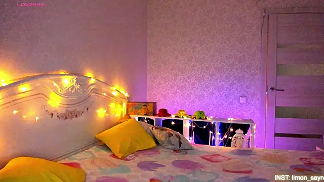 LillyMoure  online show from March 9, 11:30 pm