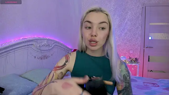 LillyMoure  online show from November 13, 12:14 am