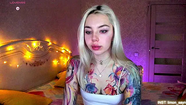 LillyMoure  online show from March 12, 11:20 pm