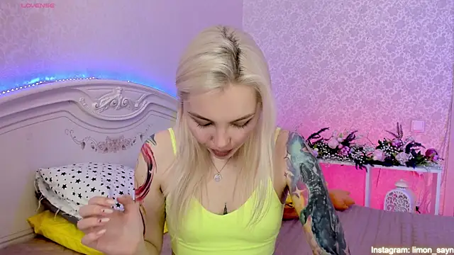 LillyMoure  online show from March 15, 2:56 am