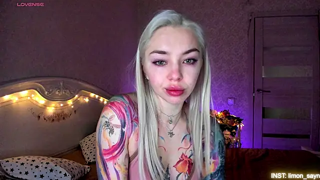 LillyMoure  online show from May 4, 11:51 pm