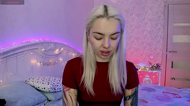 LillyMoure  online show from November 8, 11:30 pm