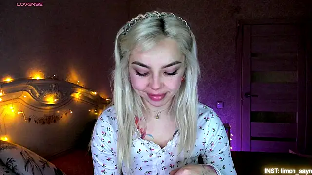 LillyMoure  online show from April 5, 11:22 pm