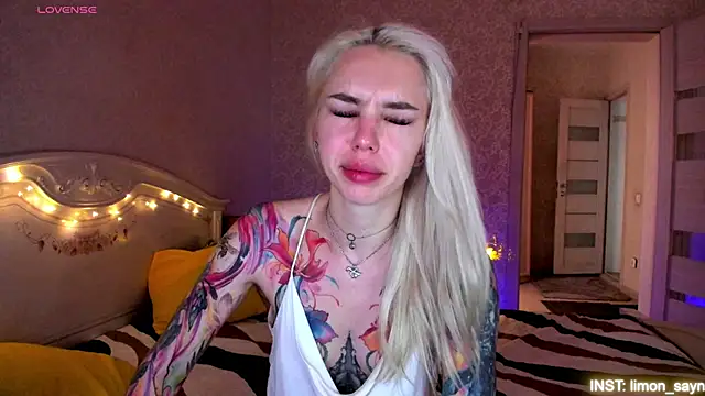 LillyMoure  online show from June 27, 1:22 am