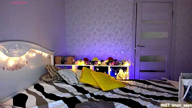 LillyMoure  online show from July 19, 11:01 pm