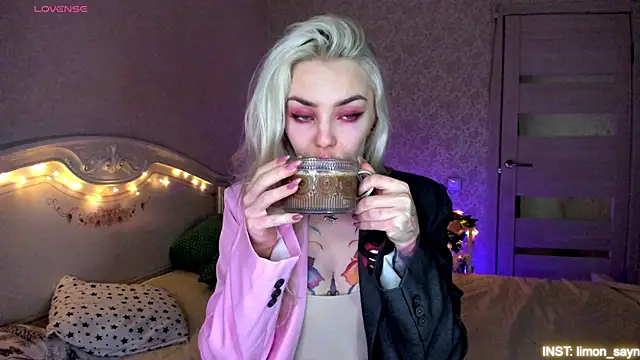 LillyMoure  online show from May 20, 11:57 pm